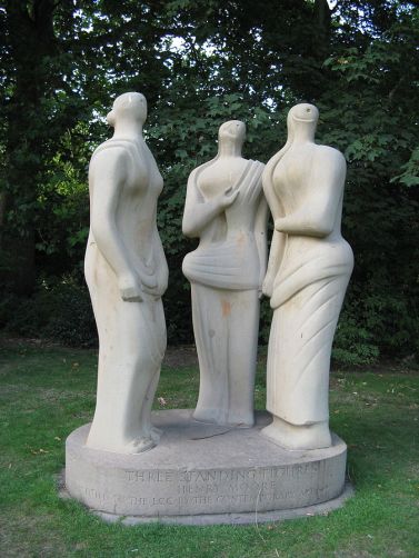 Henry Moore, Three Standing Figures, Battersea Park © Yair Haklai and made available through Wikimedia Commons