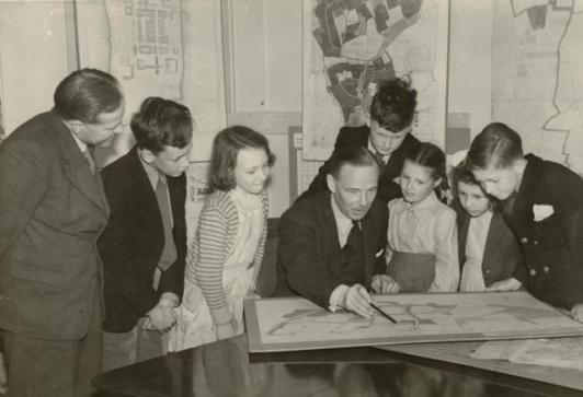 showing_the_new_town_plans_1952_mid